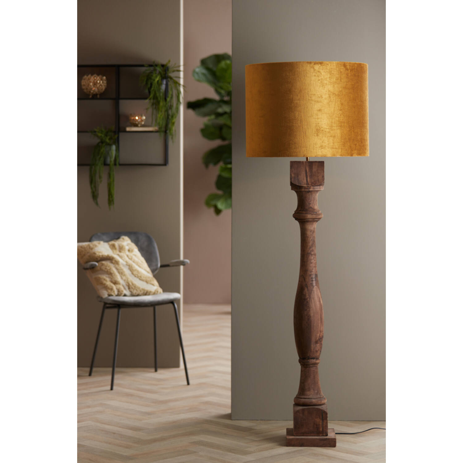 Abat-jour rétro rond jaune ocre avec intérieur argenté Light & Living Gemstone – Image 3