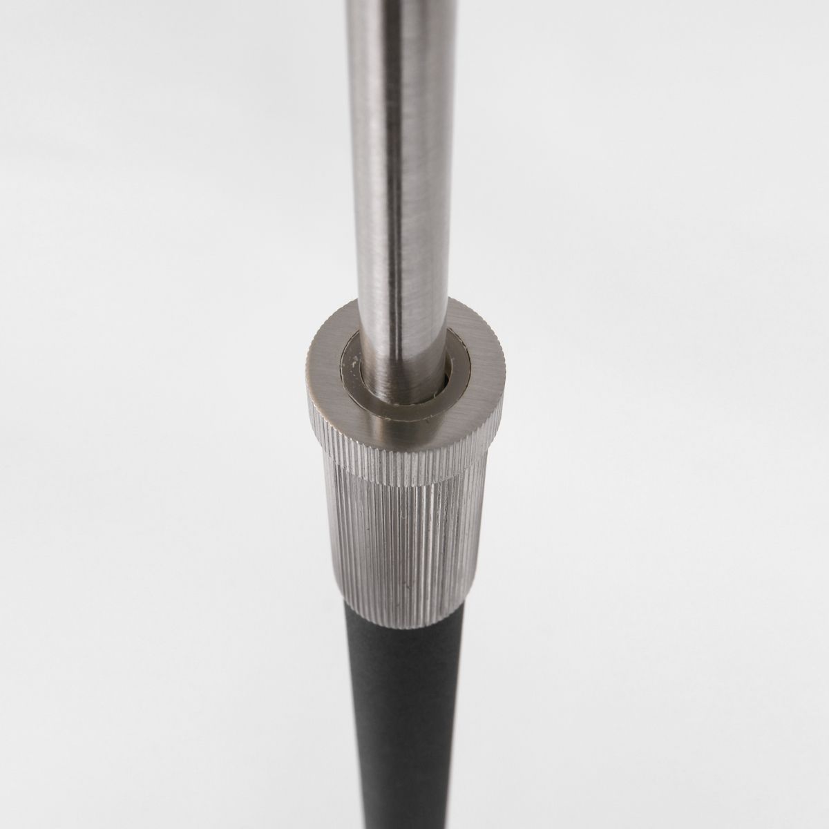 Lampadaire noir tendance avec bras pivotant réglable en métal Mexlite Karl – Image 10