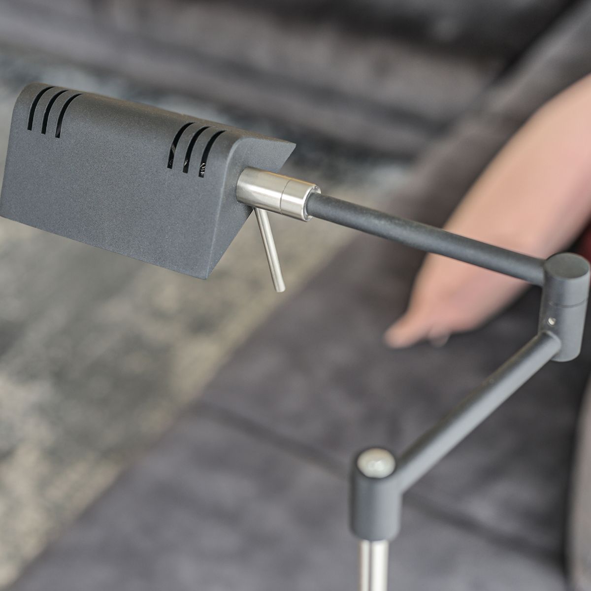 Lampadaire noir tendance avec bras pivotant réglable en métal Mexlite Karl – Image 17