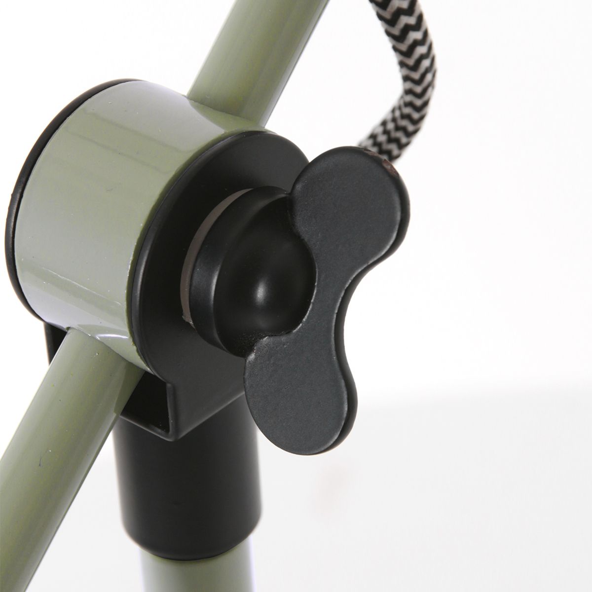 Lampe de table industrielle en métal vert Mexlite Nove – Image 10