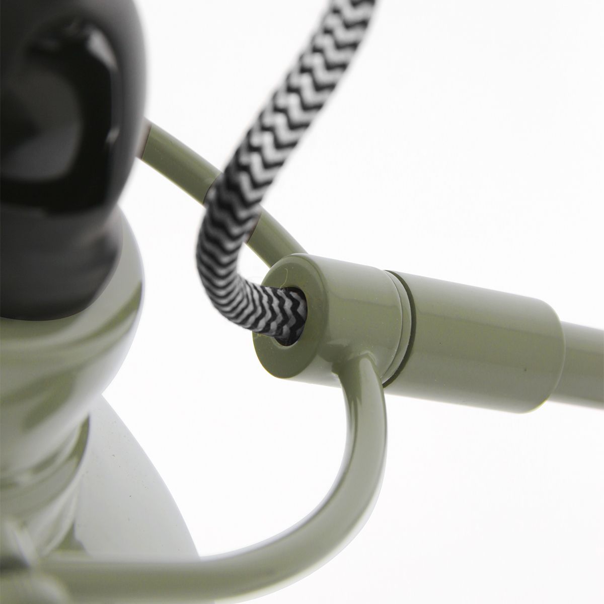 Lampe de table industrielle en métal vert Mexlite Nove – Image 14