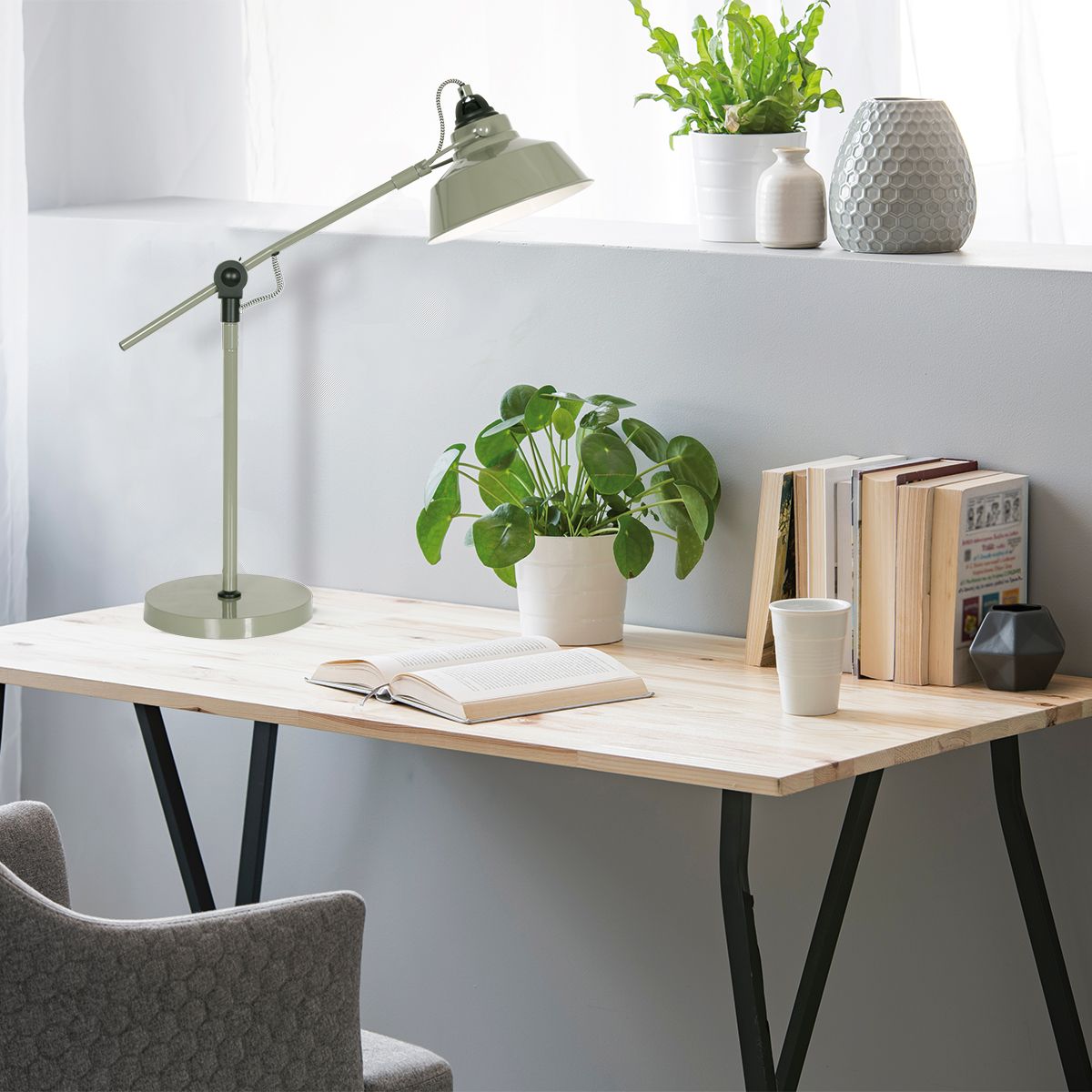 Lampe de table industrielle en métal vert Mexlite Nove – Image 3