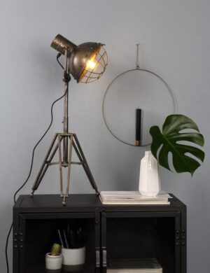 lampe-a-poser-acier-antique-trepied-robuste-light-etamp-2