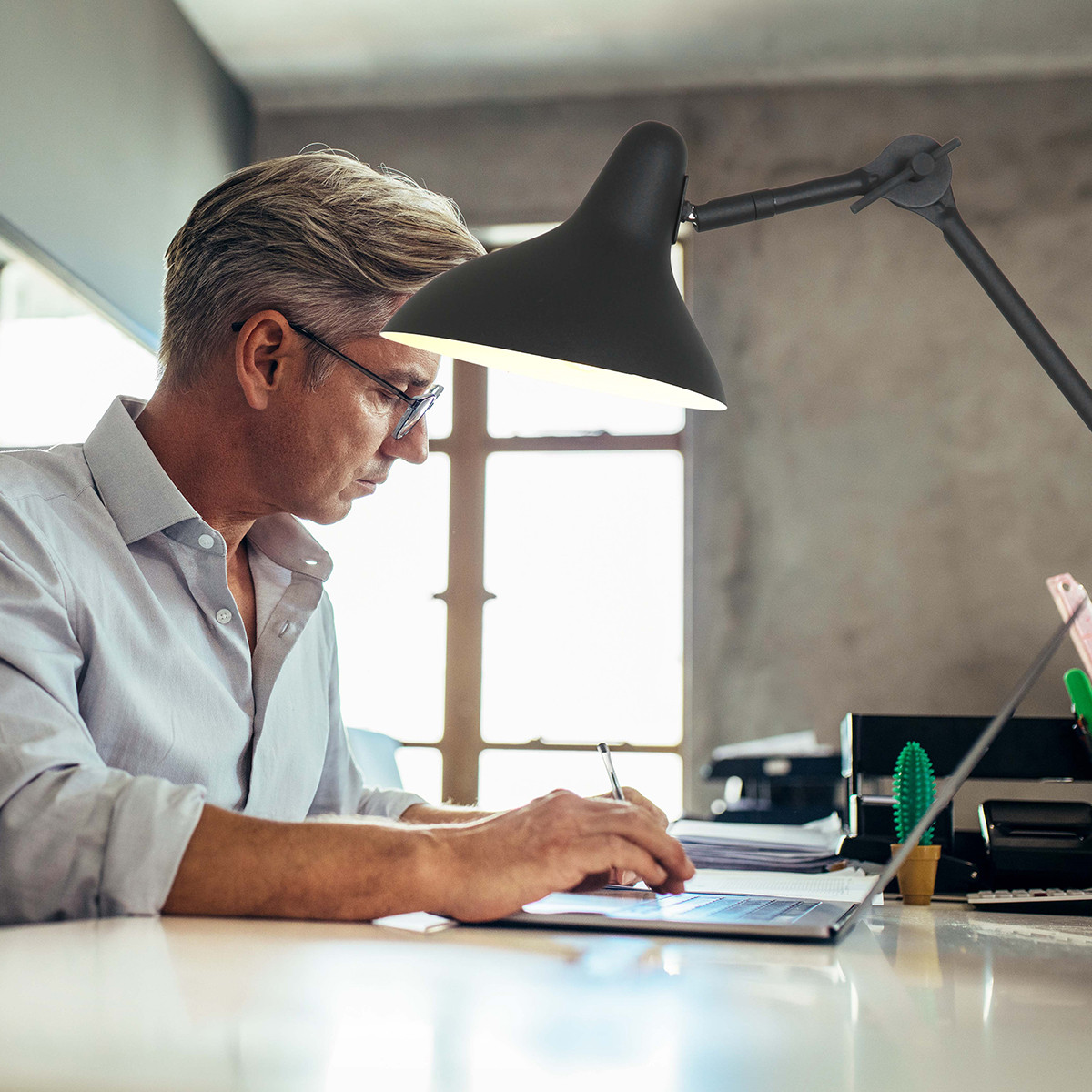 Lampe de bureau rétro Kasket Anne Lighting noir – Image 3