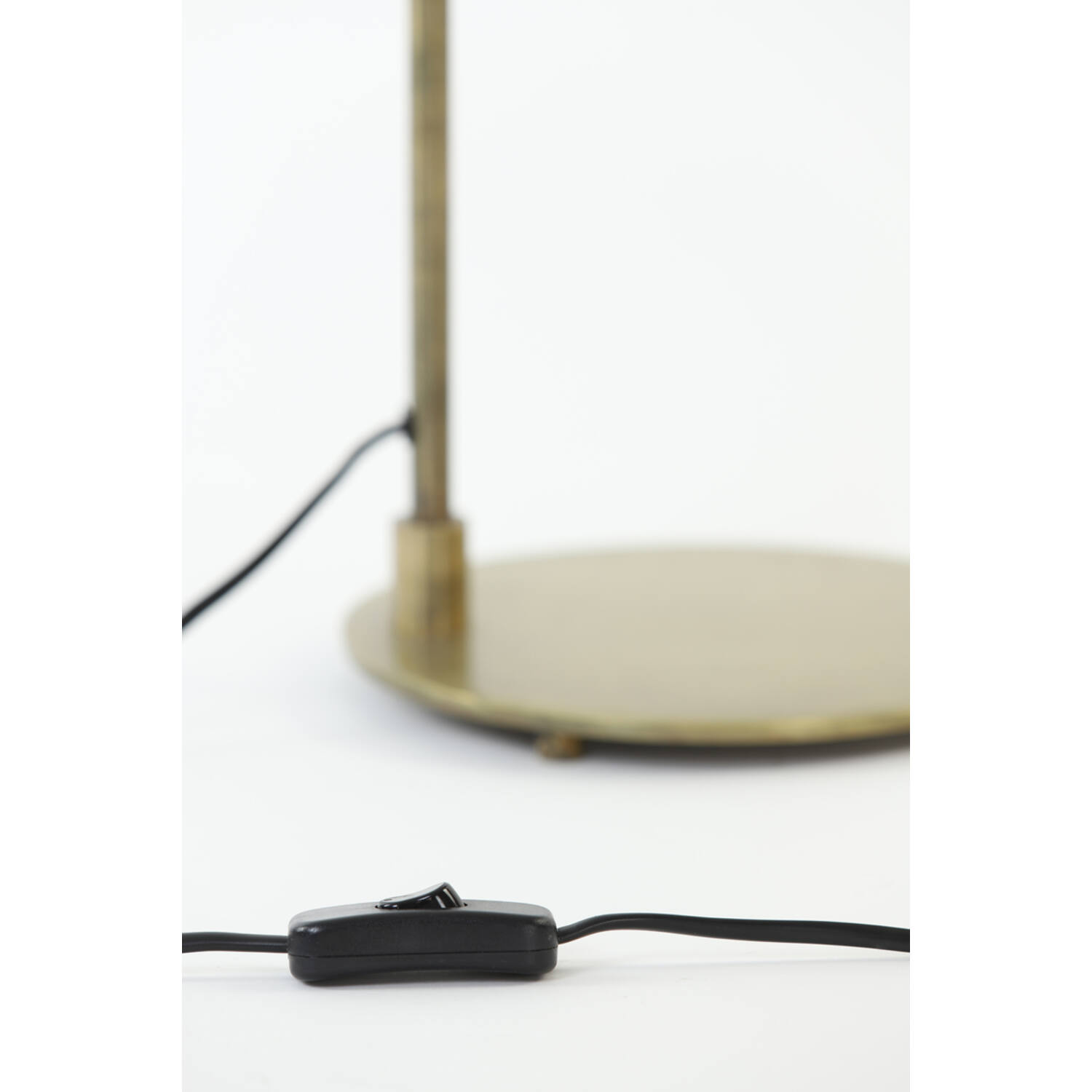 Lampe de table classique dorée avec abat-jour rond Light & Living Aleso – Image 5