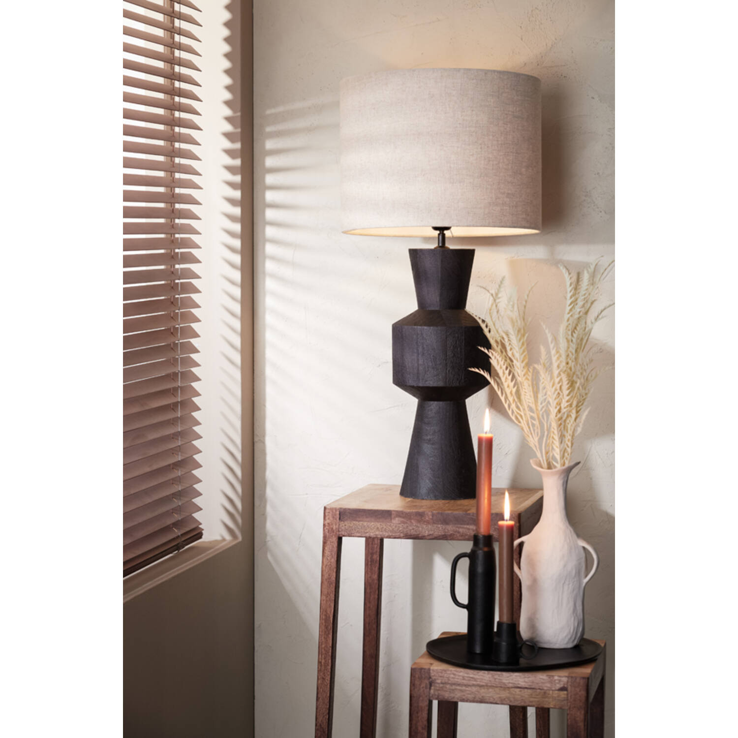 Lampe de table classique noire en bois Light & Living Gregor – Image 3