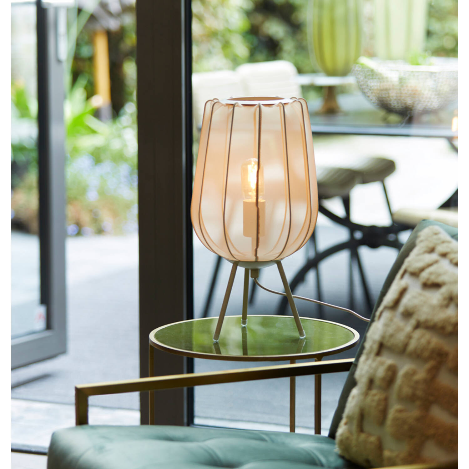 Lampe de table moderne blanche sur trépied Light & Living Plumeria – Image 3