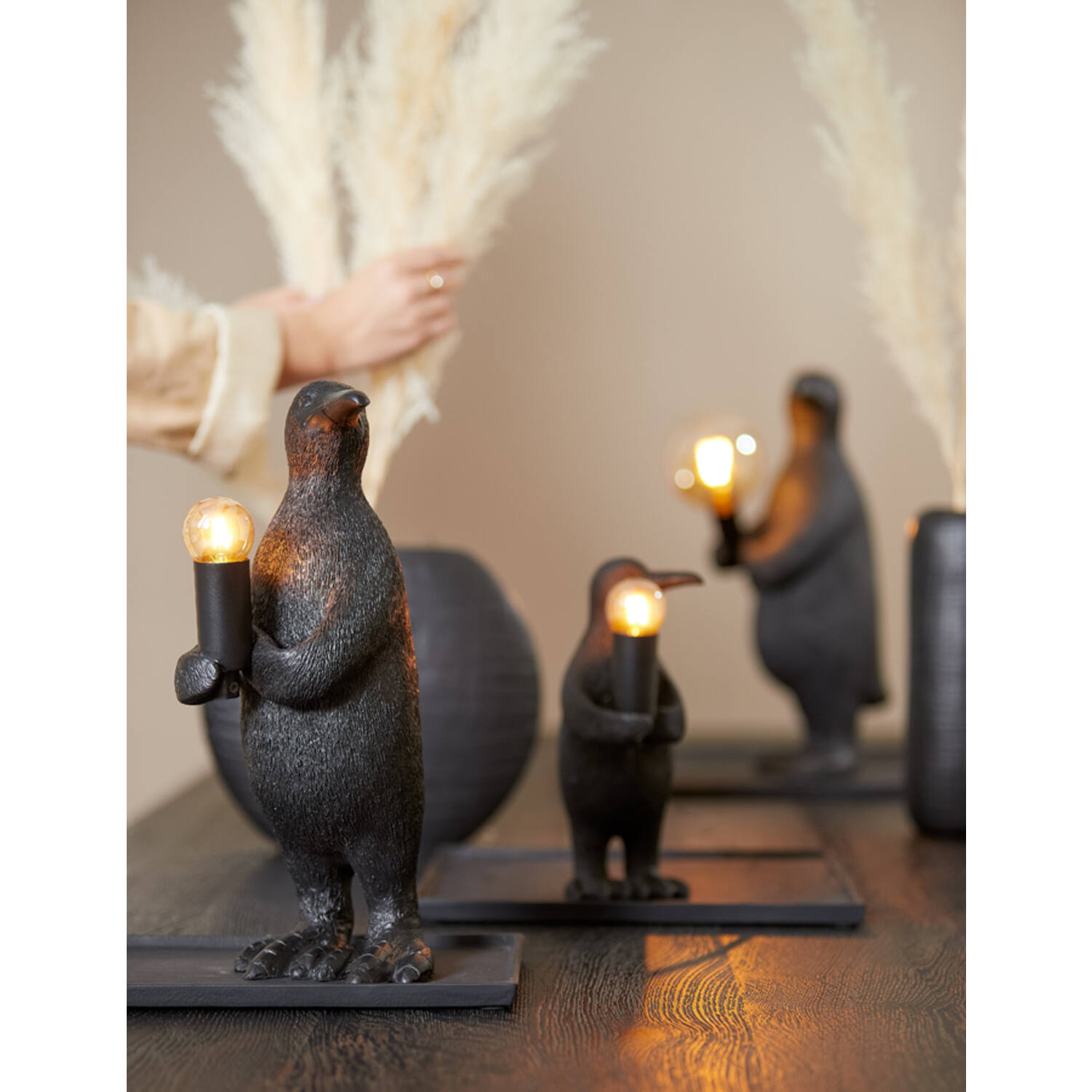 Lampe de table moderne noire en forme de pingouin Light & Living Penguin – Image 3