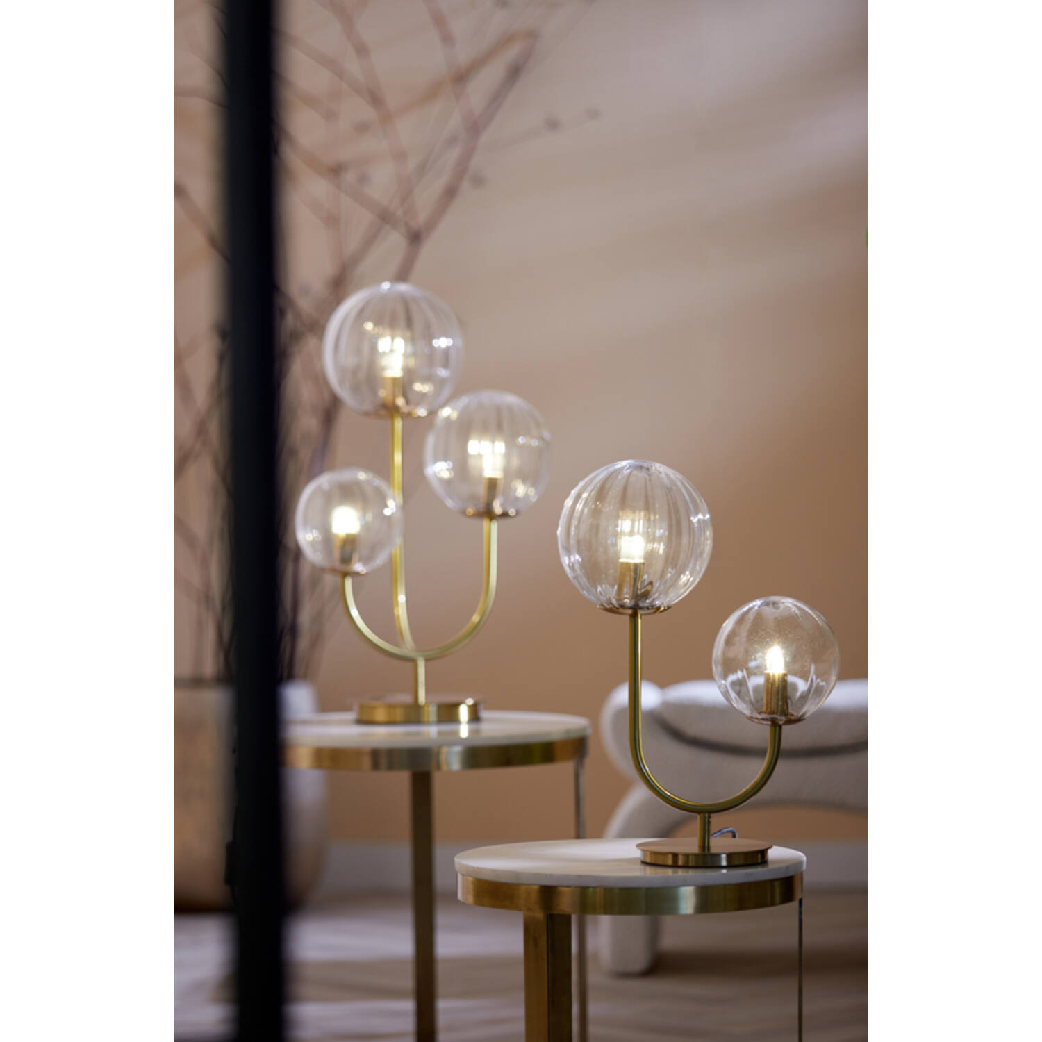 Lampe de table noire avec globe en verre clair Light & Living Magdala – Image 3