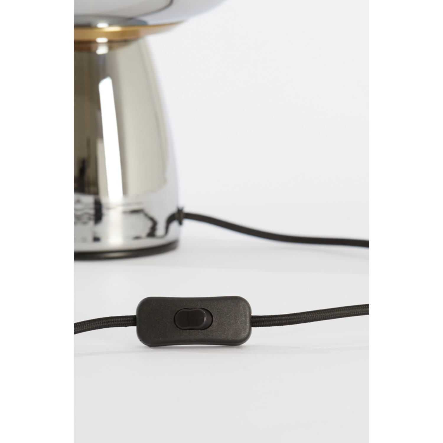 Lampe de table rétro blanche en verre fumé avec dorure Light & Living Lotta – Image 4