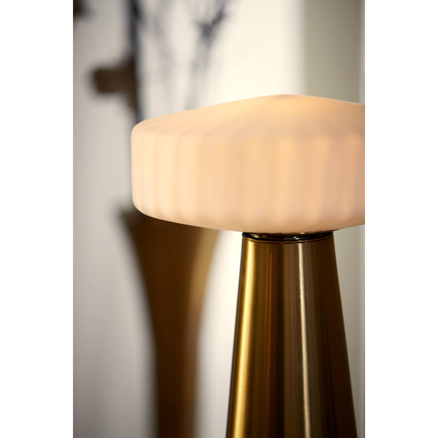 Lampe de table rétro dorée avec globe en verre dépoli Light & Living Pleat – Image 3