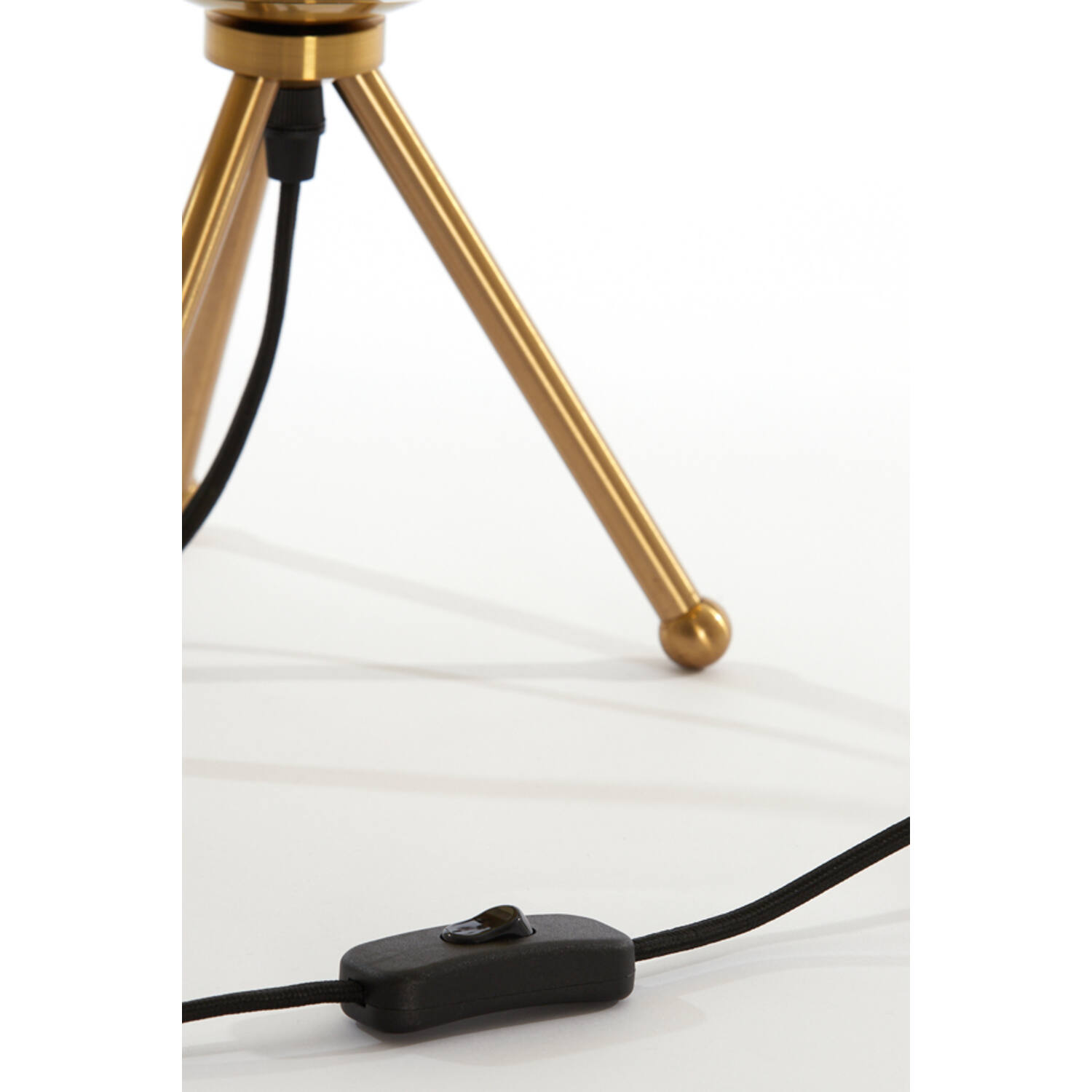 Lampe de table rétro dorée sur trépied Light & Living Mayson – Image 5