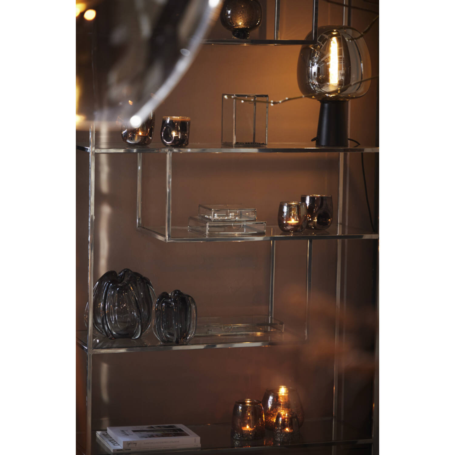 Lampe de table rétro noire avec globe en verre fumé Light & Living Maysony – Image 3