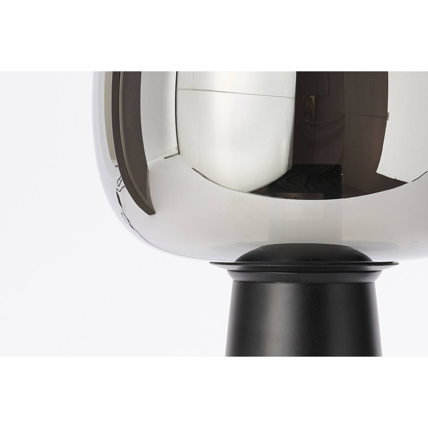 Lampe de table rétro noire avec globe en verre fumé Light & Living Maysony – Image 4
