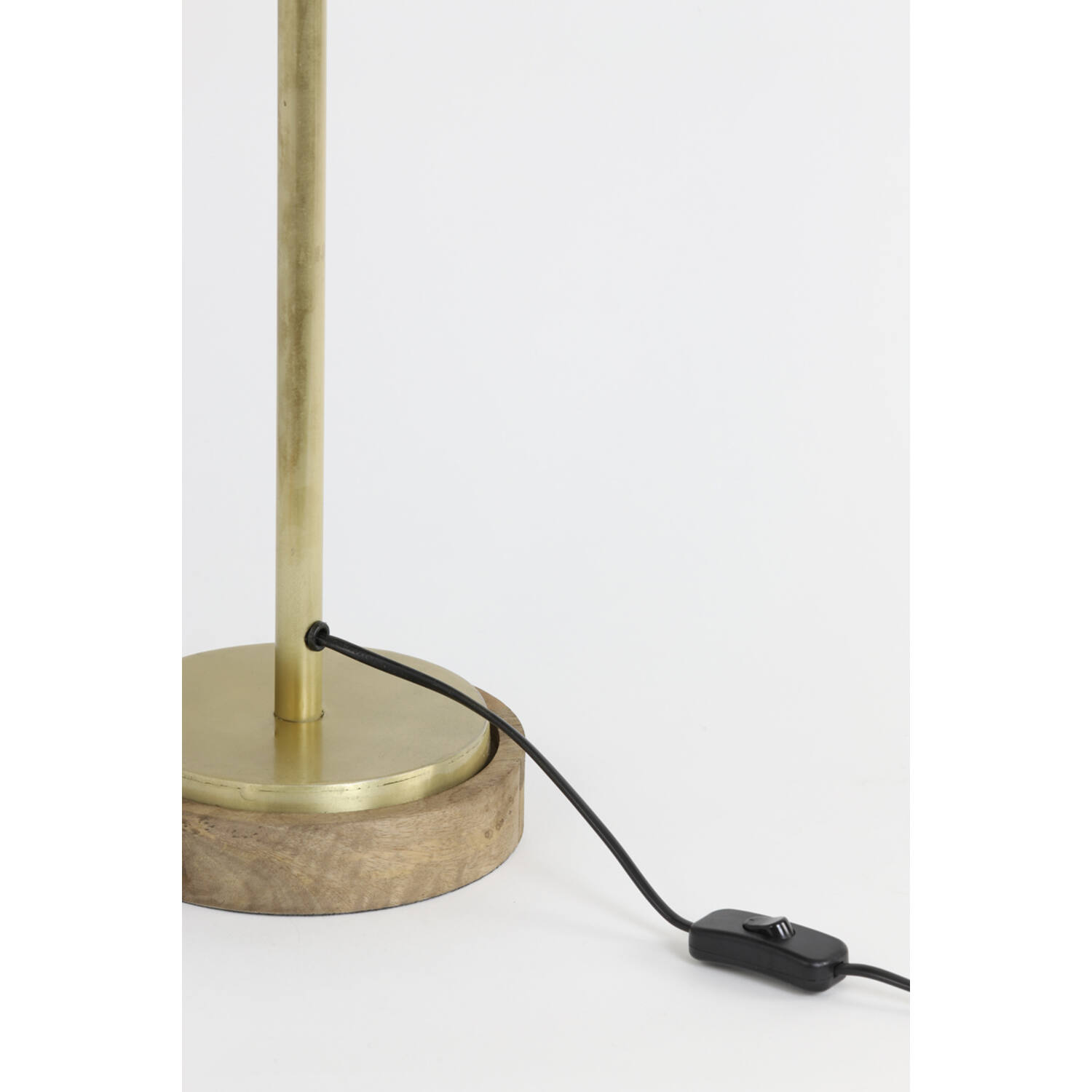 Lampe de table rustique dorée avec lamelles en bois Light & Living Gularo – Image 4