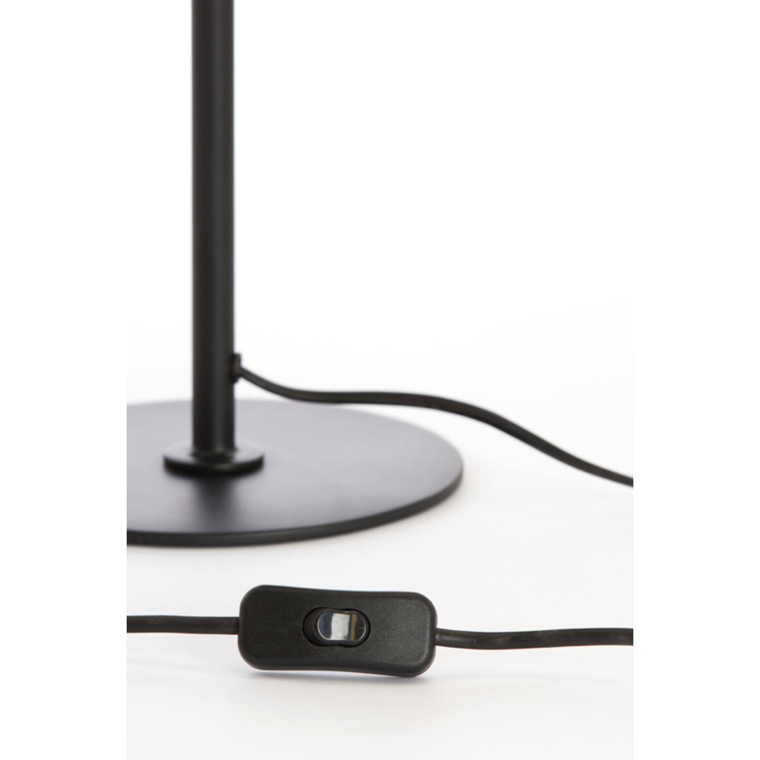 Lampe de table rustique noire avec tressage doré Light & Living Finou – Image 4