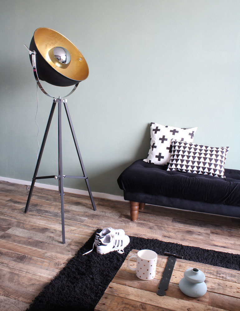 Lampe design abat-jour noir et or sur trépieds noir Mexlite Eelco or et noir – Image 3