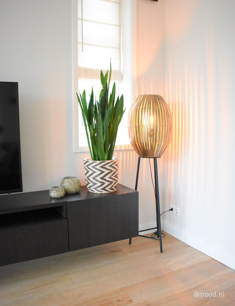 Lampe sur pied avec abat-jour panier Kyomi Light & Living noir et or – Image 2