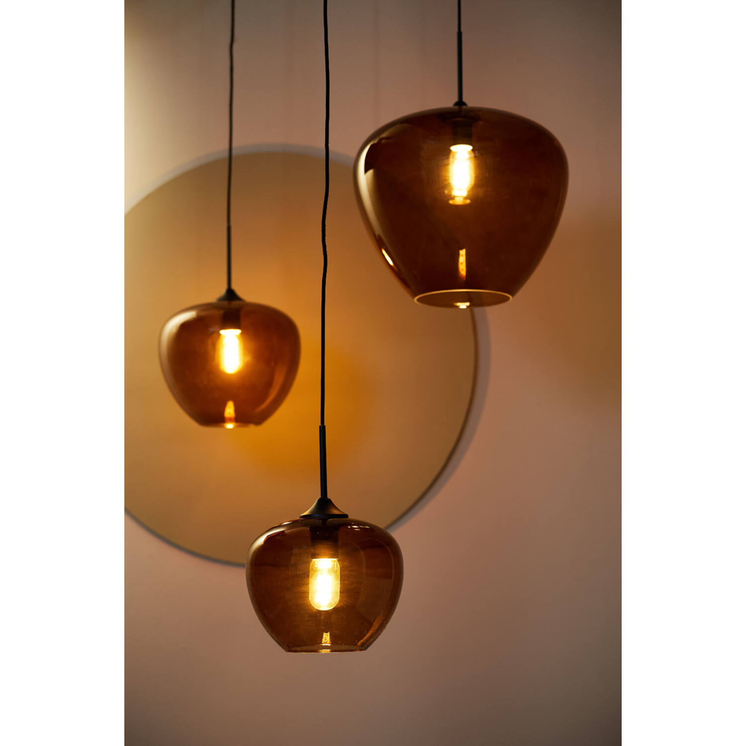 Lampe suspendue rétro ronde en verre fumé marron Light & Living Mayson – Image 5