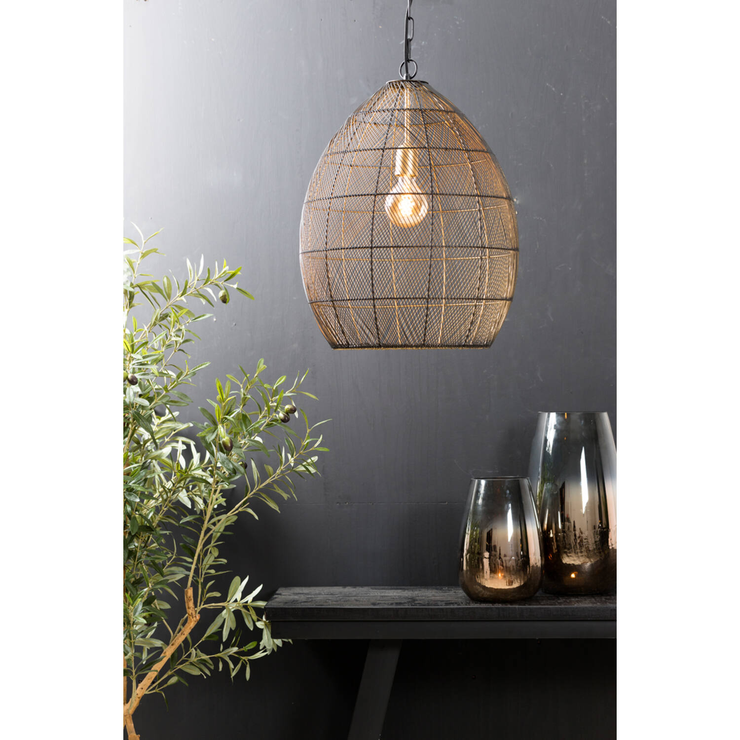 Lampe suspendue rustique en métal doré et noir Light & Living Meya – Image 3