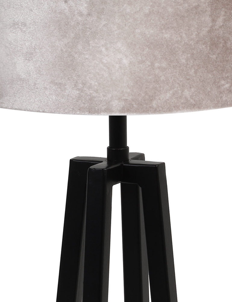 Pied de lampe triangulaire noir élégant avec abat-jour argenté Light & Living Miley – Image 2