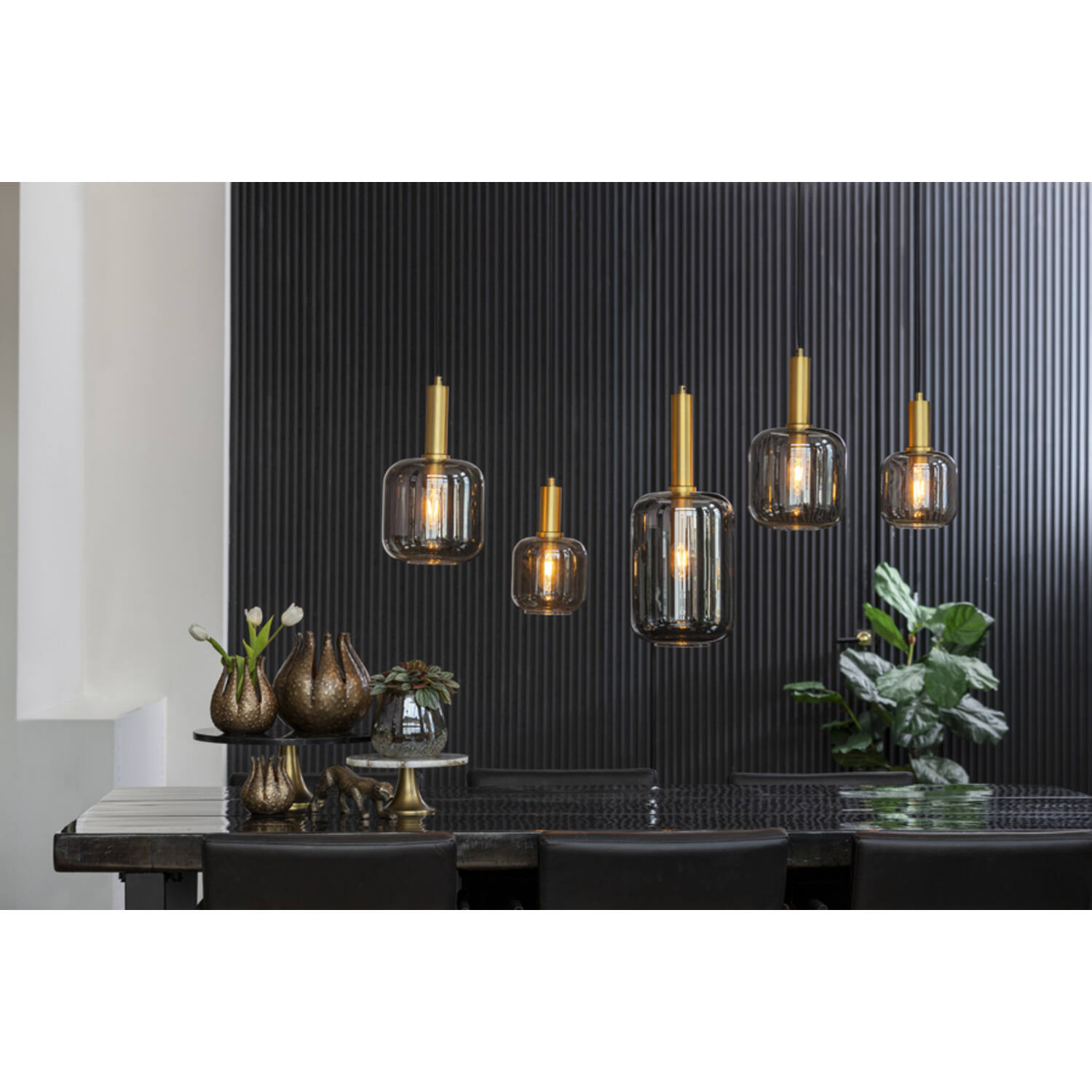 Suspension rétro en verre fumé avec détails dorés Light & Living Lekar – Image 5