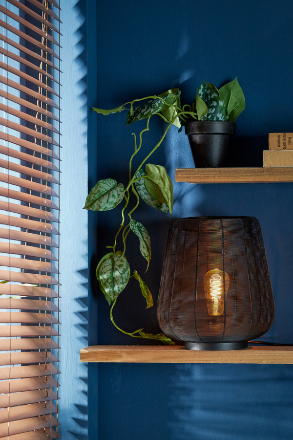 Lampe de table rustique noire à mailles fines Light & Living Adeta – Image 11