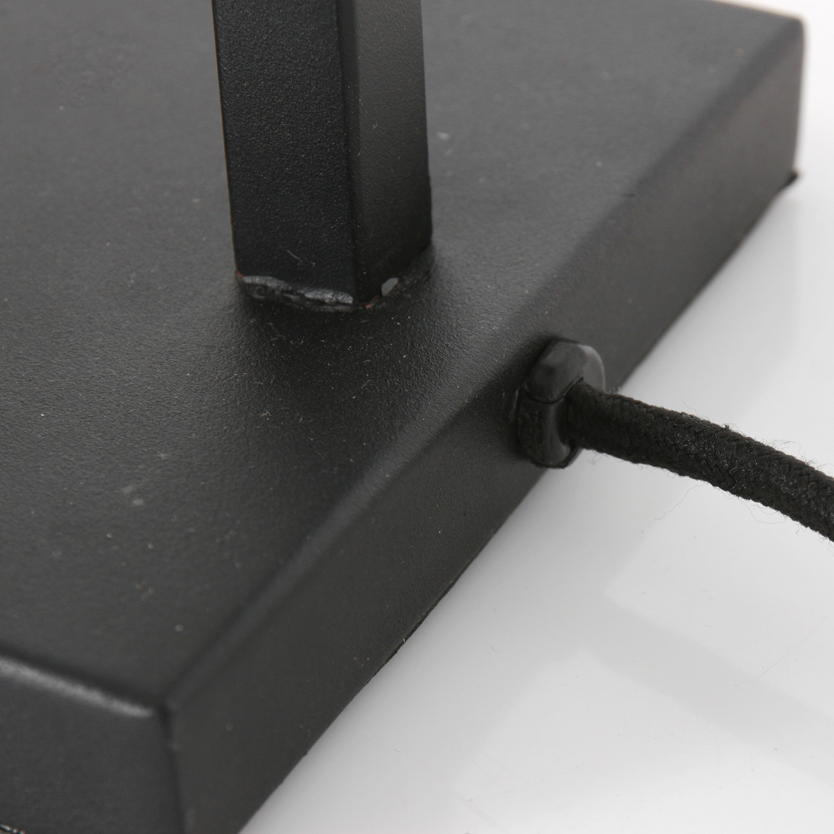 Lampe de table industrielle noire avec abat-jour en osier Steinhauer Stang – Image 13