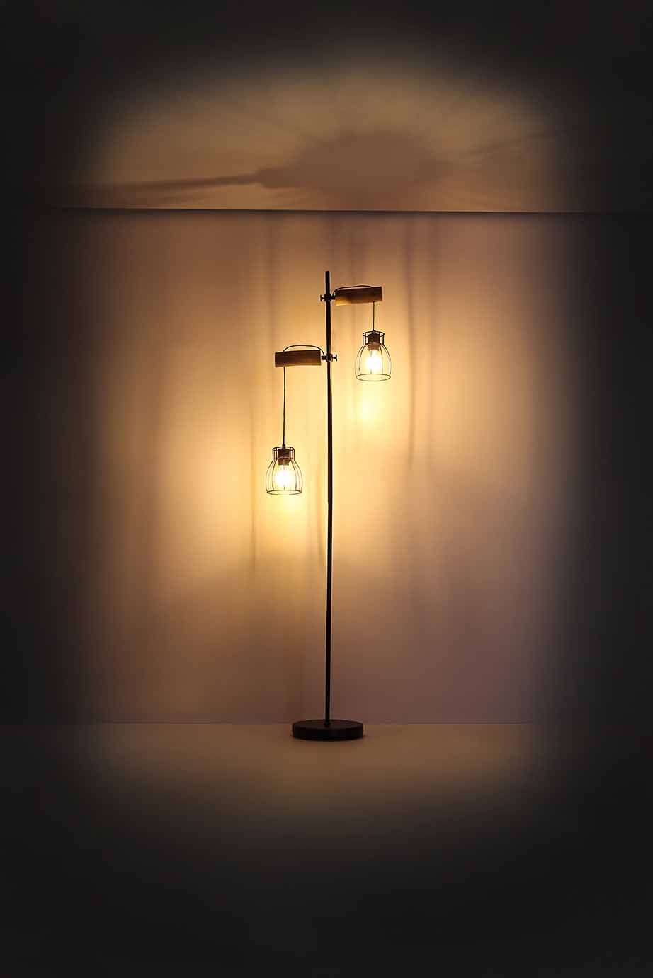 Lampadaire rétro en métal noir Globo Mina – Image 5