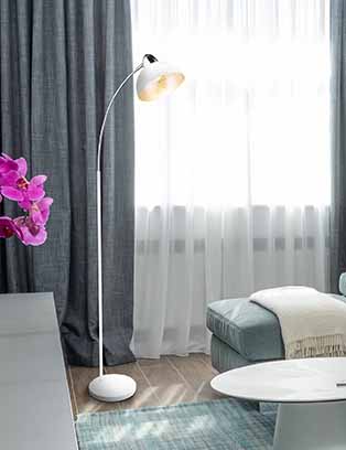Lampadaire tendance blanc en métal Globo Anita – Image 2