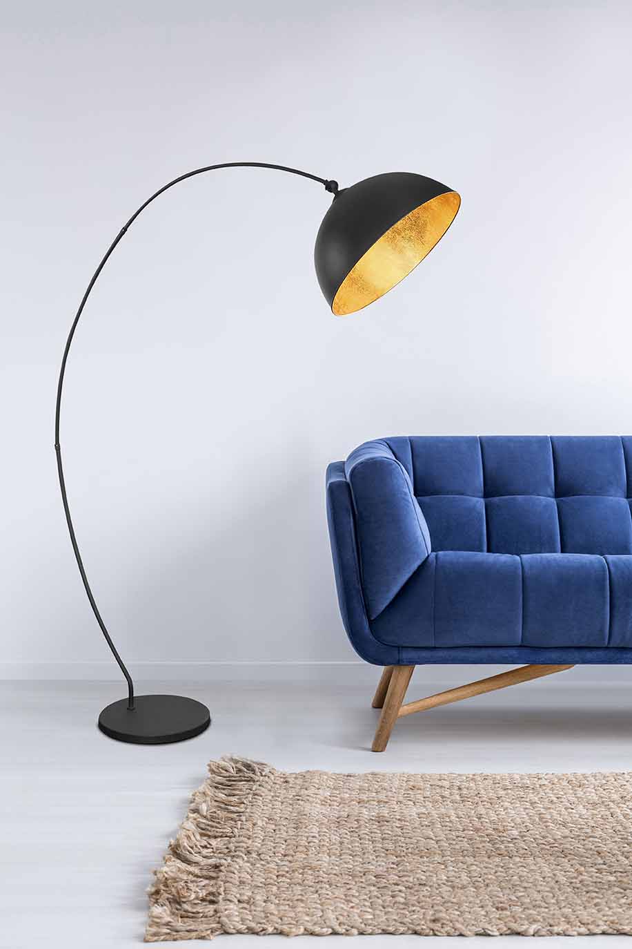 Lampe de sol courbée noire doublée or Globo Gottfried – Image 4