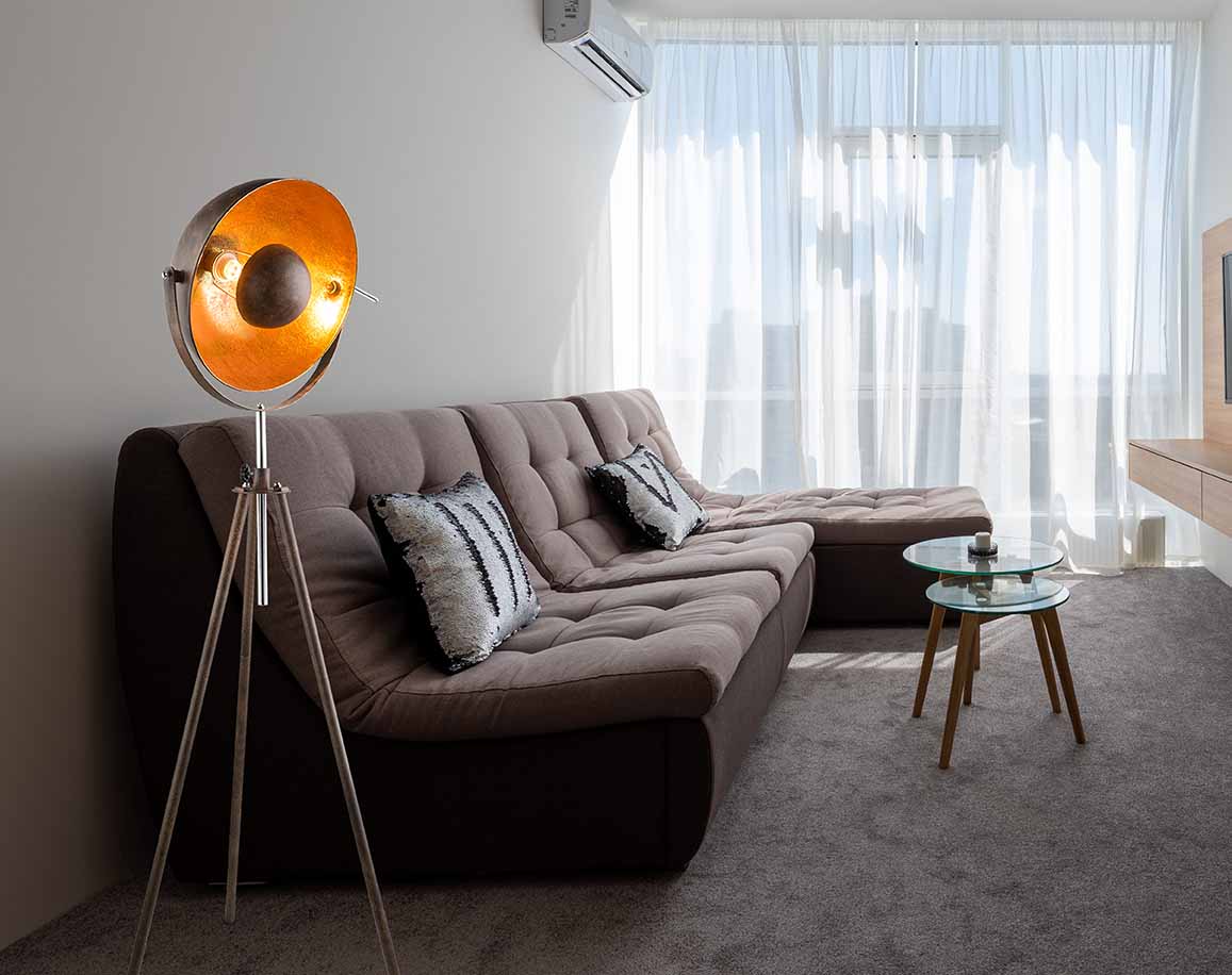 Lampe de sol industrielle en forme de dôme marron doublée or Globo Xirena I – Image 2