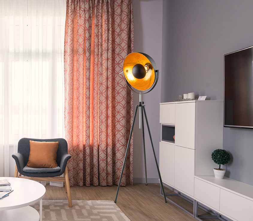 Lampe de sol trépied industrielle abat-jour en dôme noir/doré Globo Lenn – Image 2