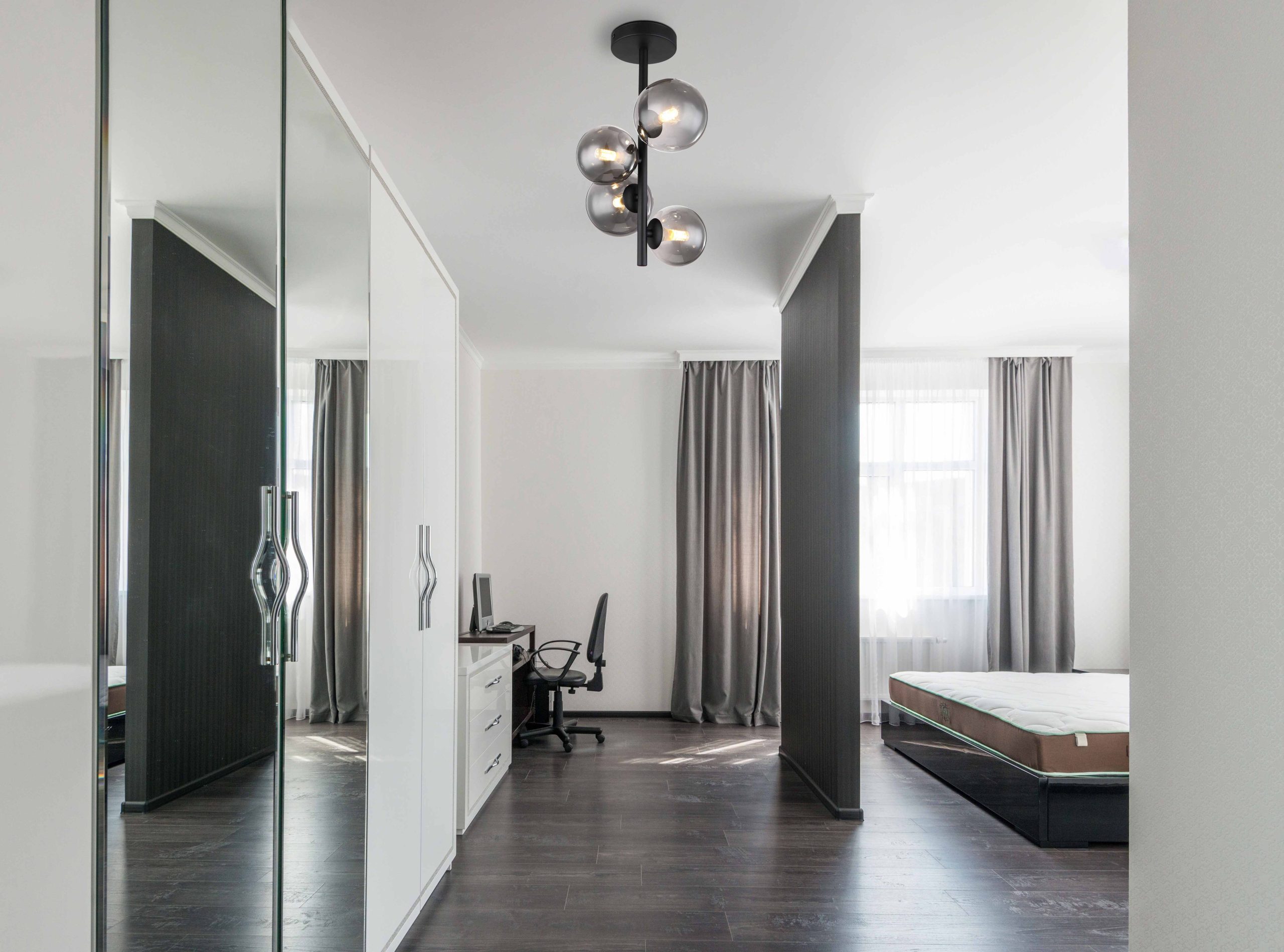 Plafonnier vertical noir 4 boules en verre fumé Globo Riha – Image 3