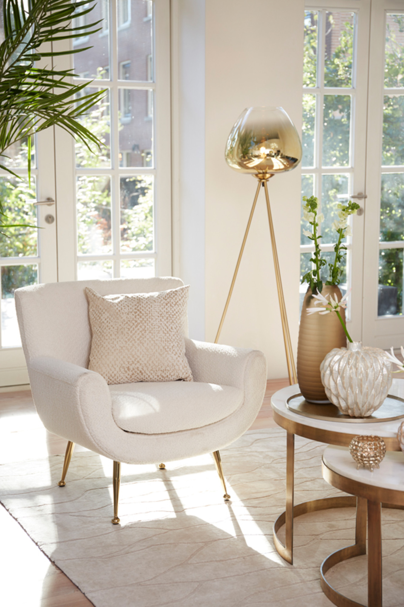 Lampadaire trépied noir avec verre doré Light & Living Mayson – Image 4