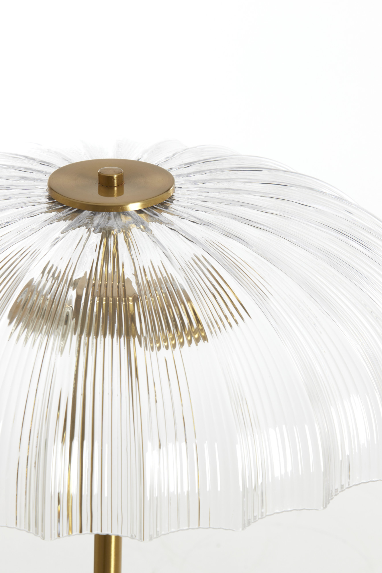 Lampadaire classique doré avec abat-jour parapluie en verre Light & Living Fungo – Image 4