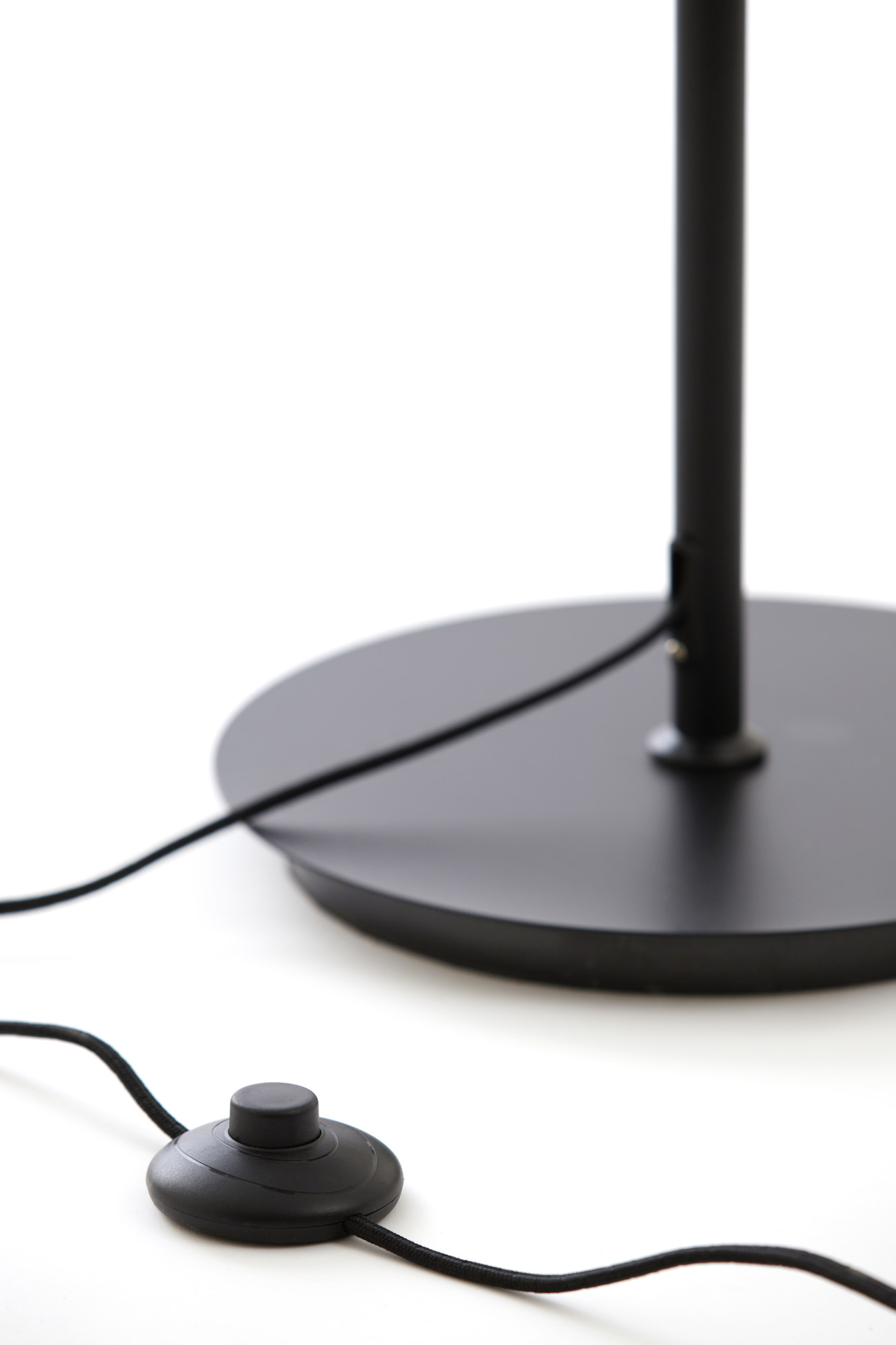 Lampadaire simple avec globe en verre fumé Light & Living Julia – Image 6