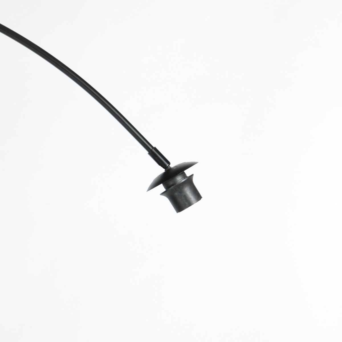 Lampadaire noir avec abat-jour en velours doré Anne Lighting Curve – Image 8