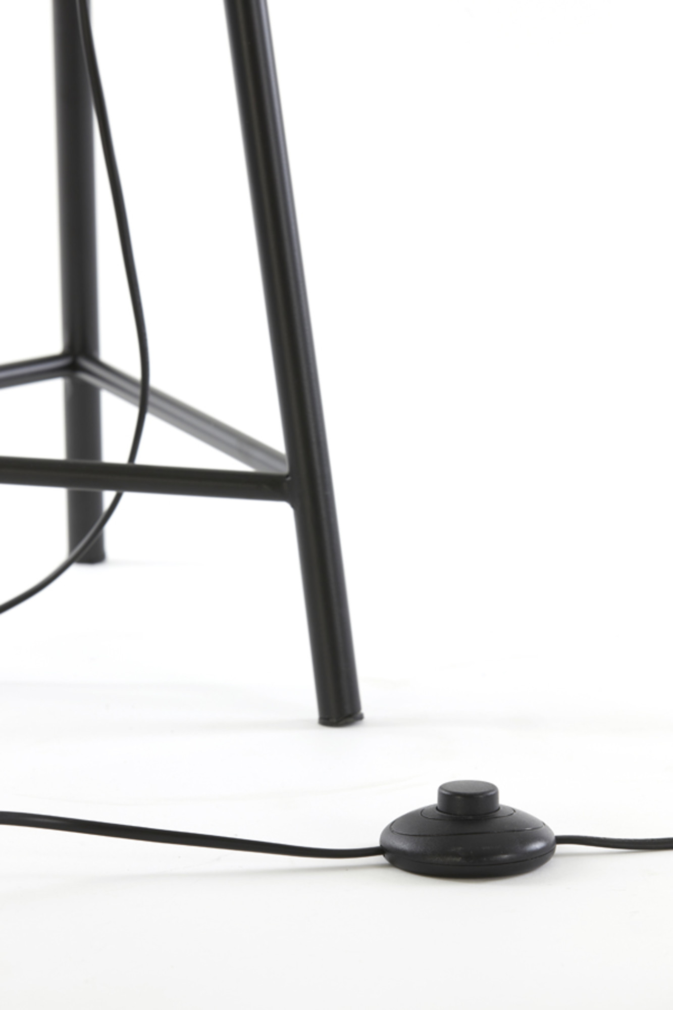 Lampadaire trépied noir avec abat-jour ovale filaire Light & Living Yumi – Image 9