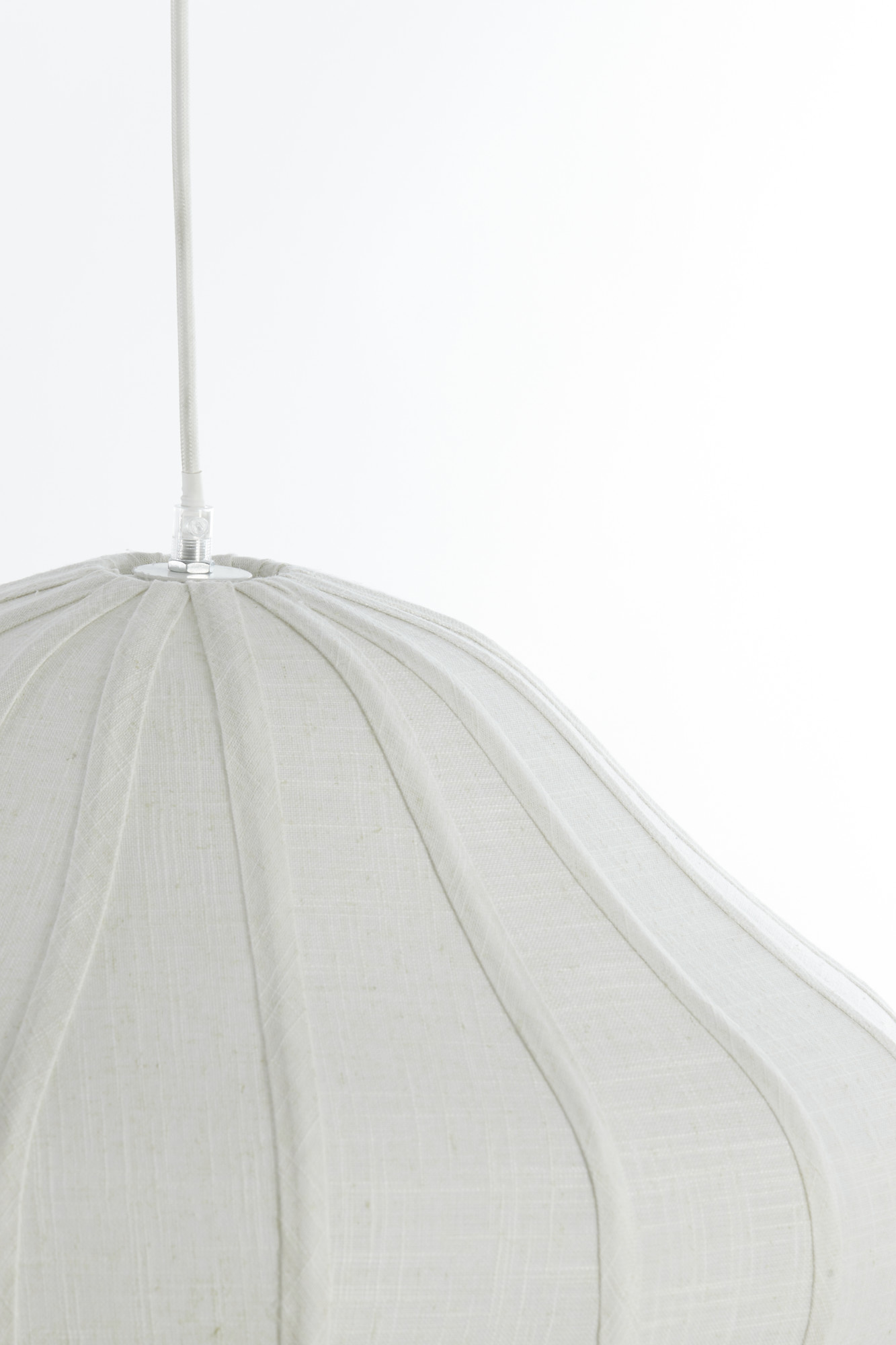 Suspension ovale blanche avec abat-jour en tissu Light & Living Sukau – Image 3