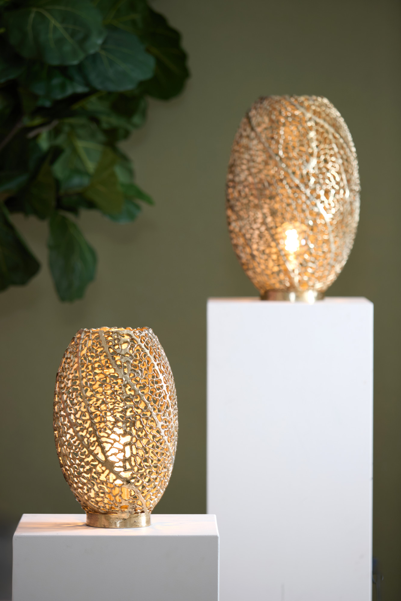 Lampe de table dorée ajourée Light & Living Sinula – Image 4