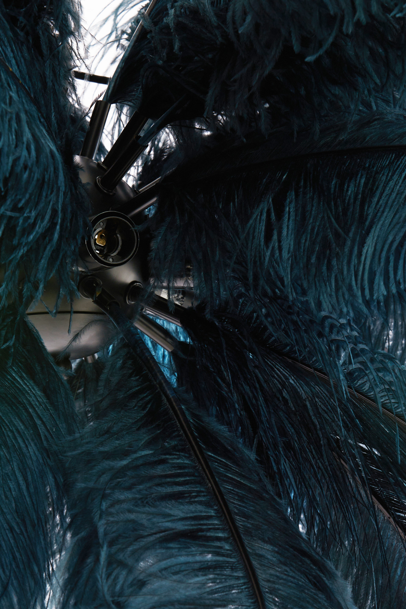 Suspension bleu foncé avec plumes Light & Living Feather – Image 6