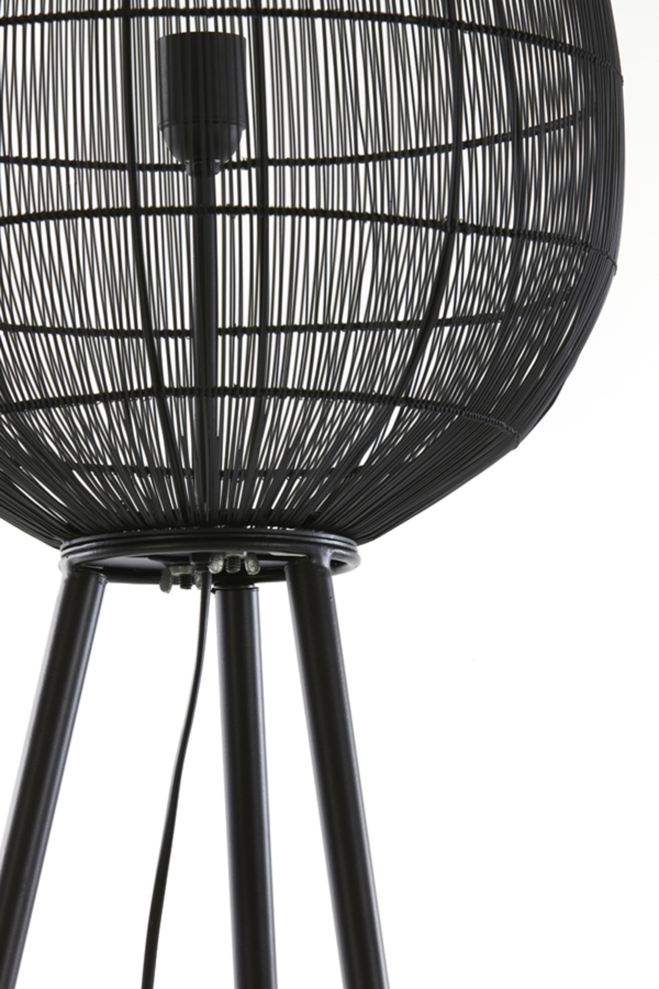 Lampadaire trépied noir avec abat-jour ovale filaire Light & Living Yumi – Image 8
