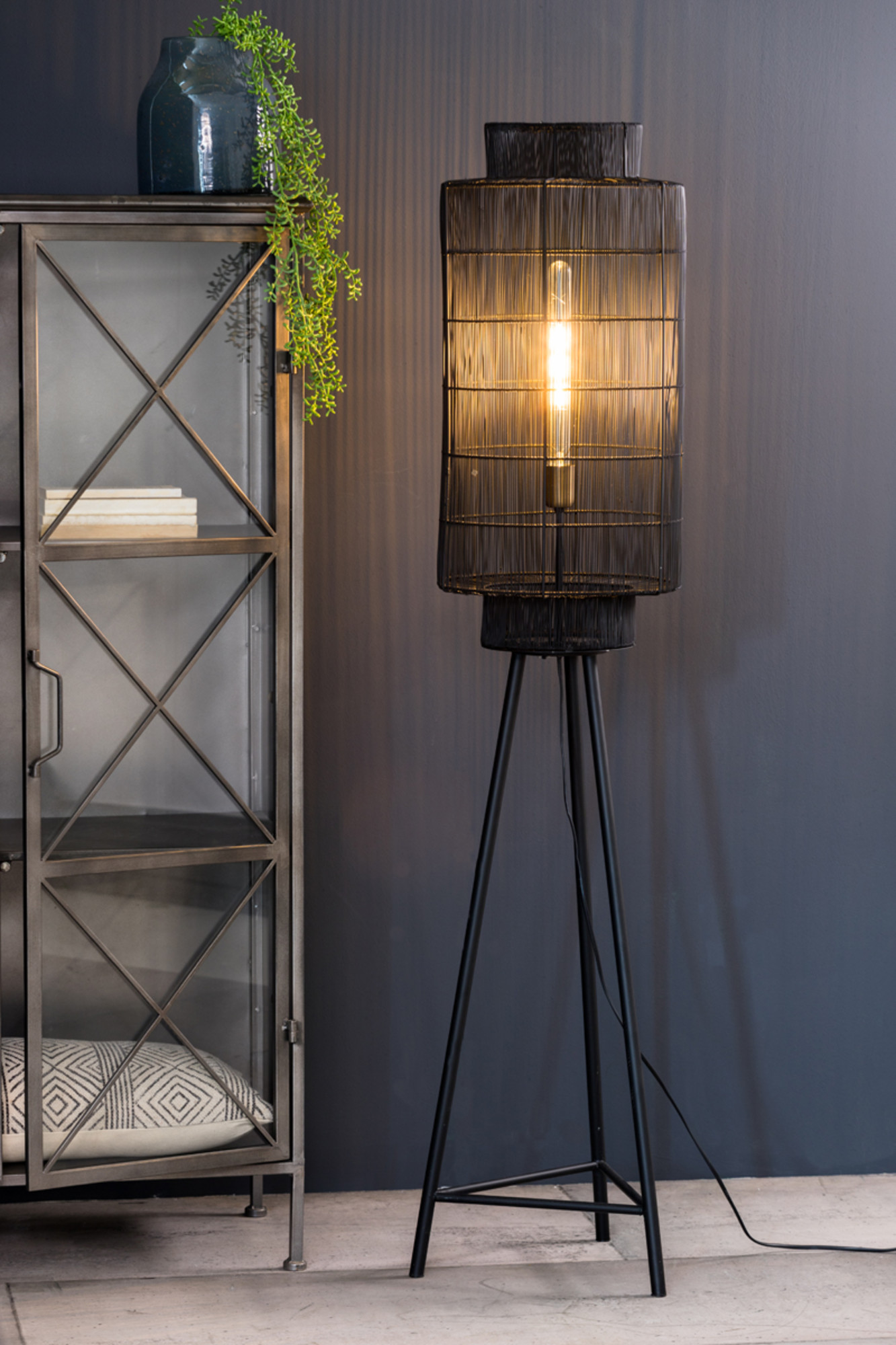 Lampadaire noir sur pied Light & Living Gruaro – Image 4