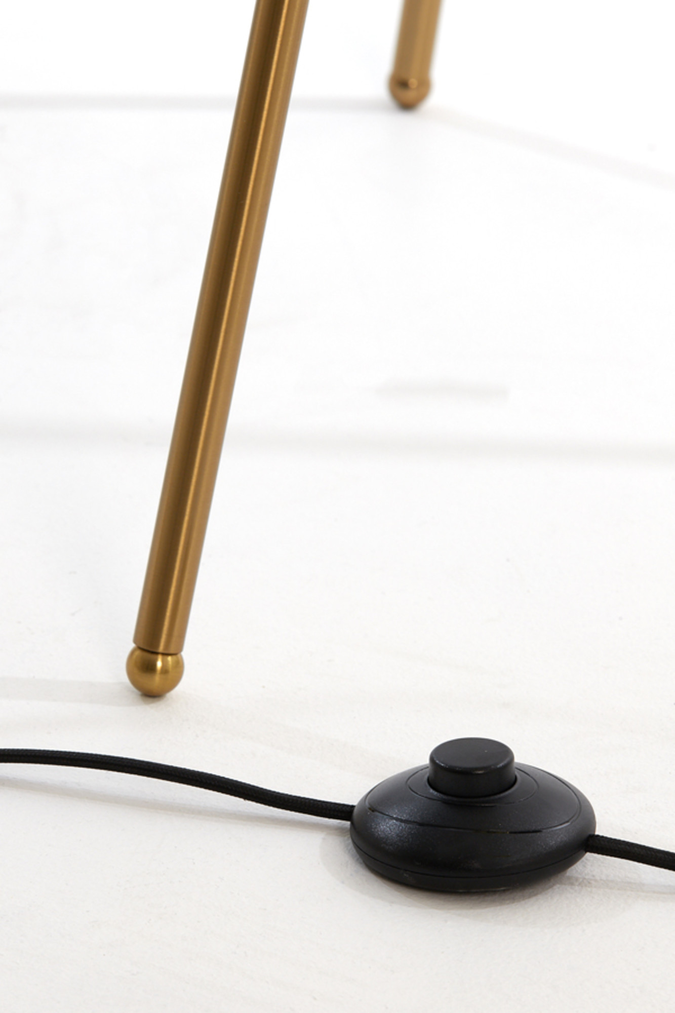 Lampadaire trépied noir avec verre doré Light & Living Mayson – Image 9