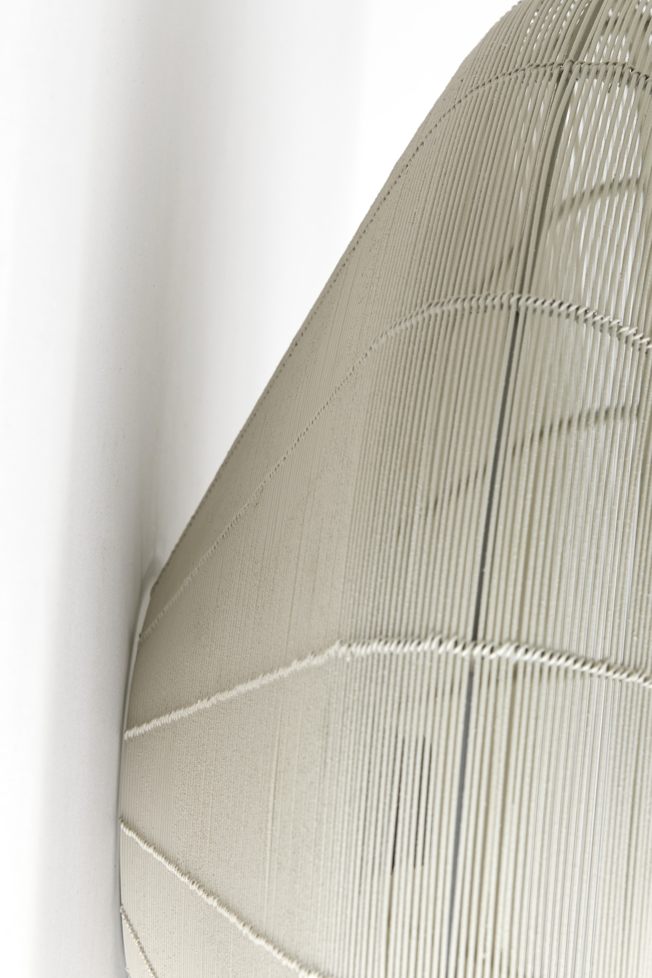 Suspension ronde beige avec abat-jour en fil métallique Light & Living Bahoto – Image 6