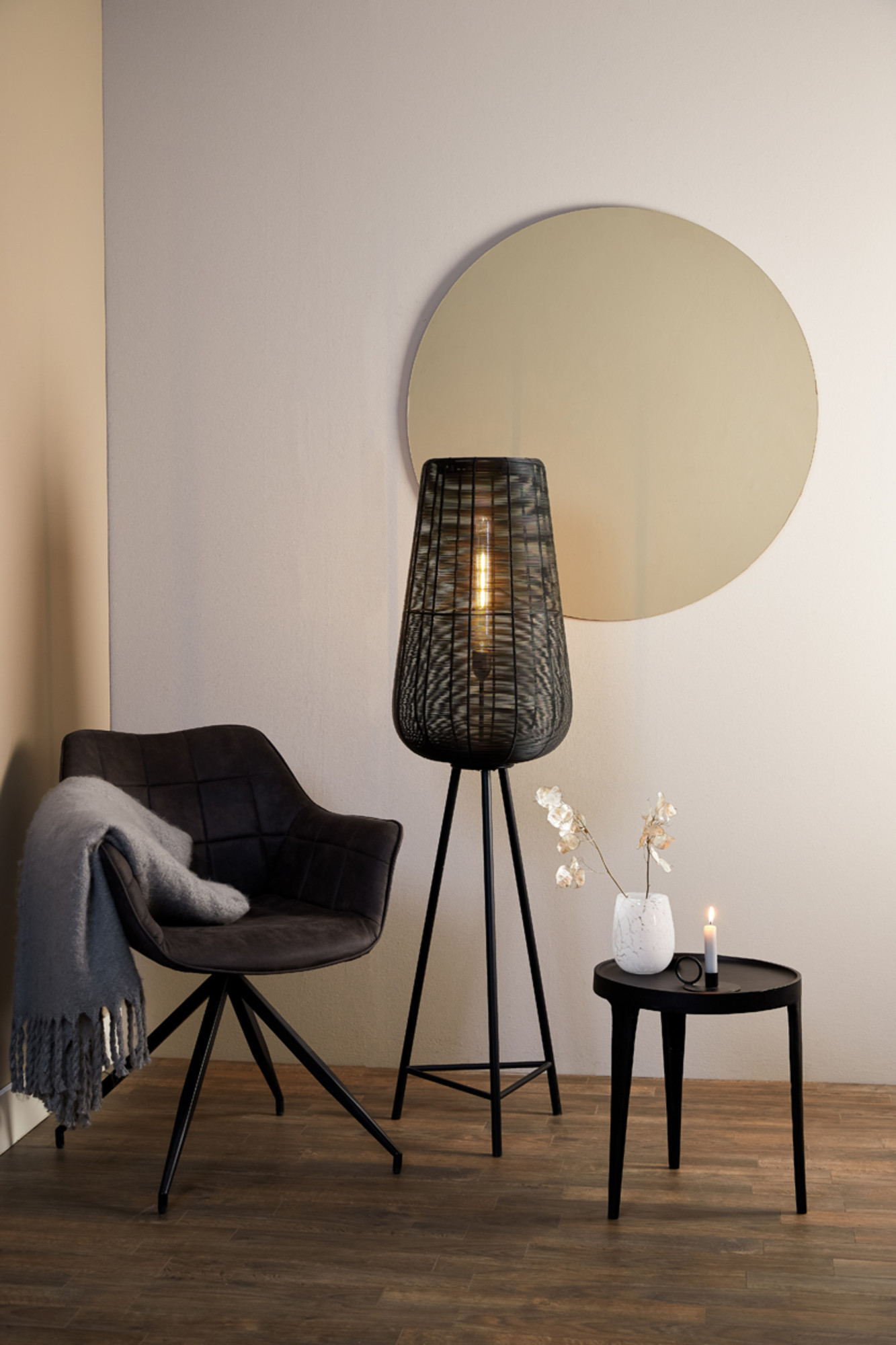 Lampadaire en métal noir de forme cylindrique Light & Living Adeta – Image 4