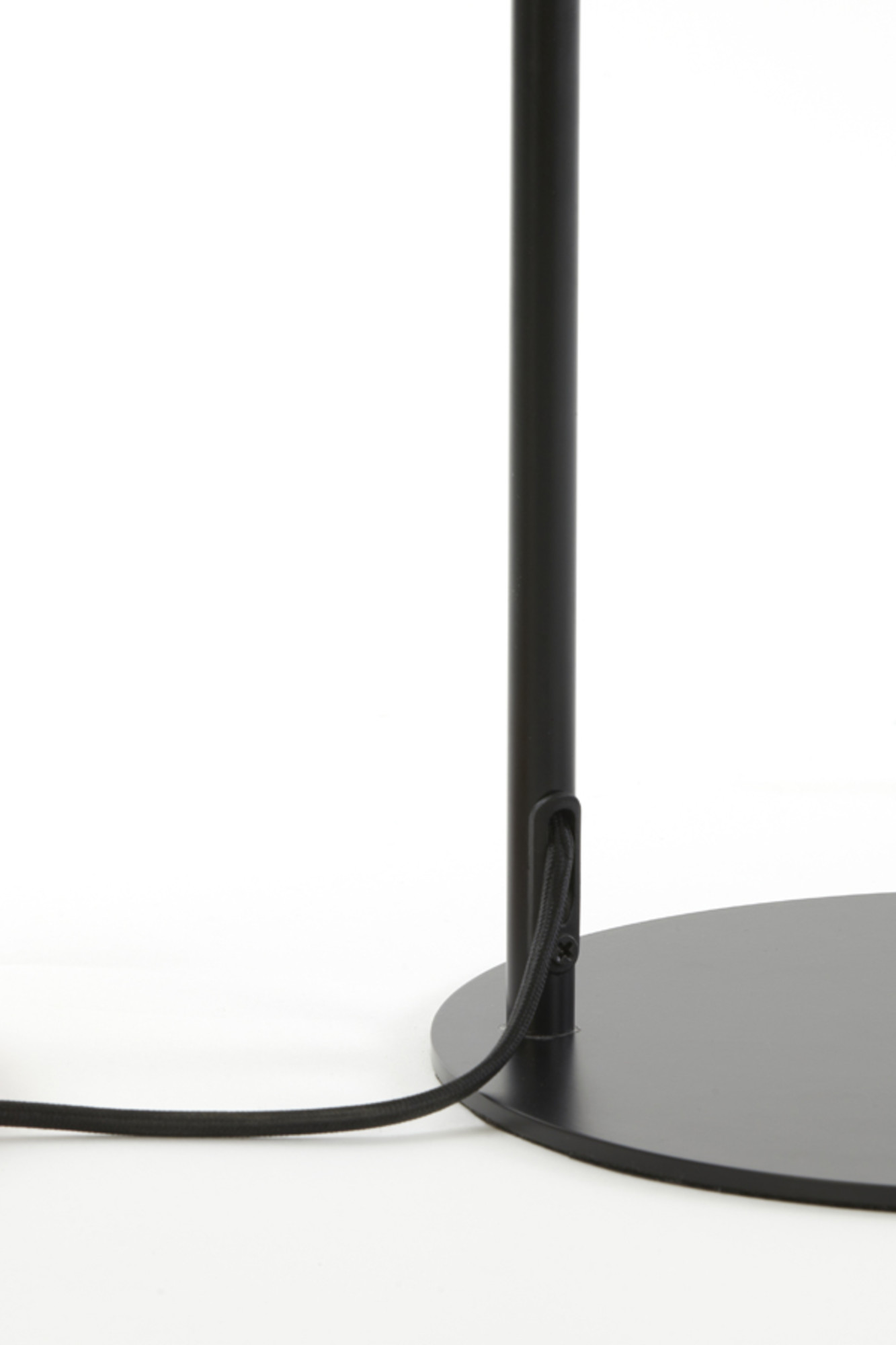 Lampadaire avec globe en verre fumé gris Light & Living Subar – Image 5