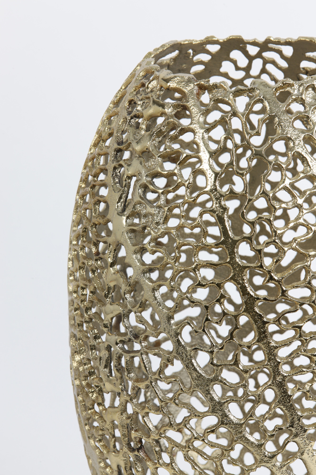 Lampe de table dorée ajourée Light & Living Sinula – Image 5