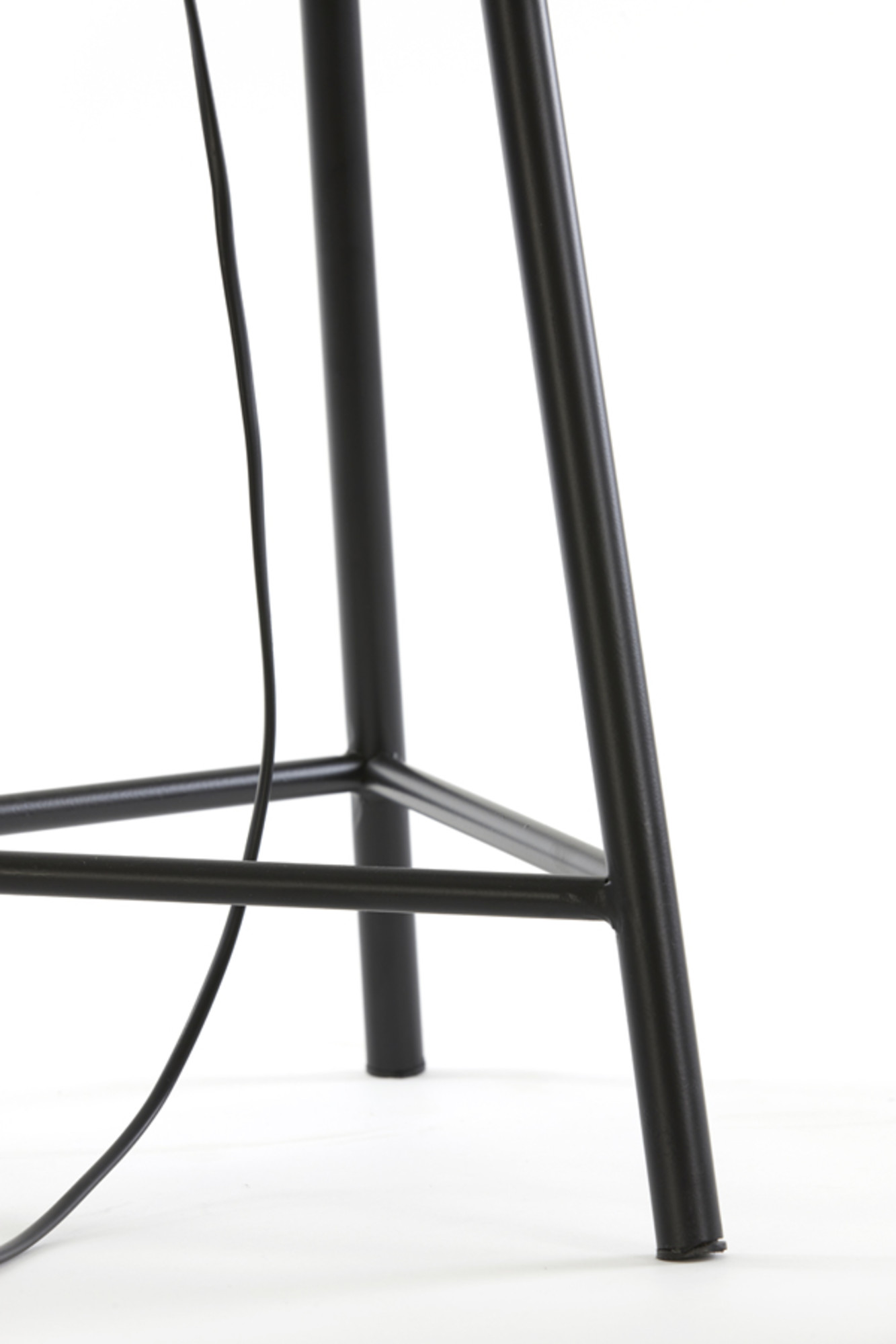 Lampadaire trépied noir avec abat-jour ovale filaire Light & Living Yumi – Image 7